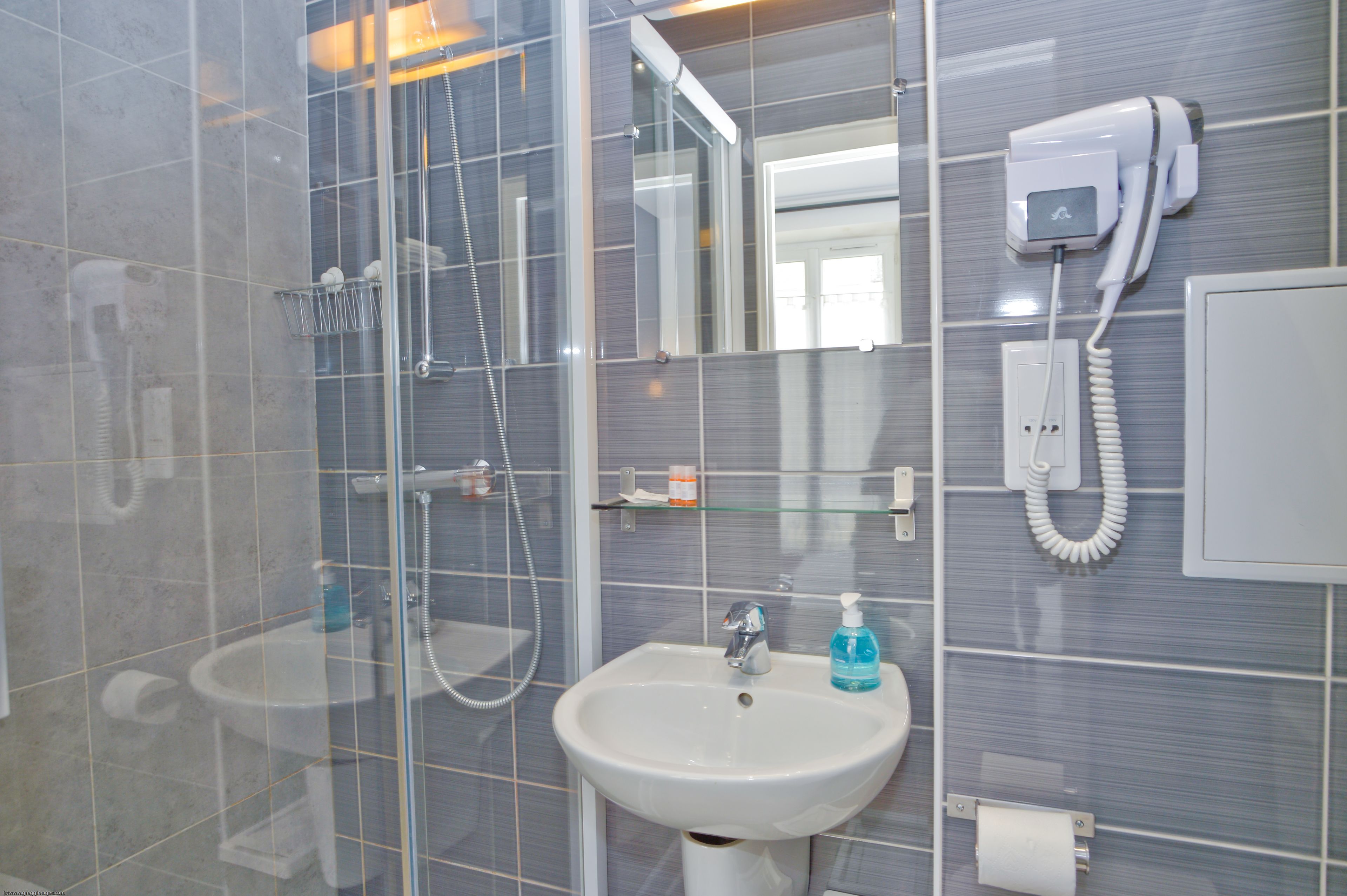 double room | bathroom | shower, free toiletries, hair dryer, towels