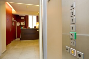 Reception - Hotel du Quai de Seine (Paris)