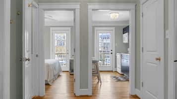 Suite familiar, 1 cama King size y sofá cama, cocina, planta baja (Innkeepers Suite) | Área de sala de estar | Televisión de pantalla plana de 42 pulgadas con canales por cable
