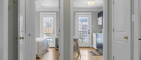 Suite Familiale, 1 très grand lit et 1 canapé-lit, cuisine, rez-de-chaussée (Innkeepers Suite) | Coin séjour