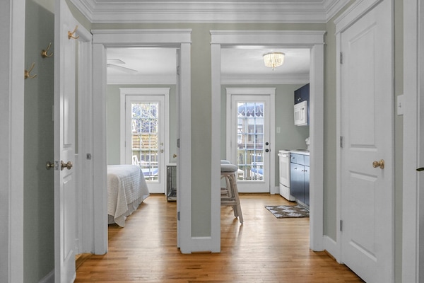 Suite familiar, 1 cama King size y sofá cama, cocina, planta baja (Innkeepers Suite) | Área de sala de estar | Televisión de pantalla plana de 42 pulgadas con canales por cable
