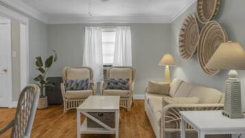 Family Suite, 1 King Bed with Sofa bed, Kitchen, Ground Floor (Innkeepers Suite) | Living area | 42-inch flat-screen TV with cable channels, TV, streaming services