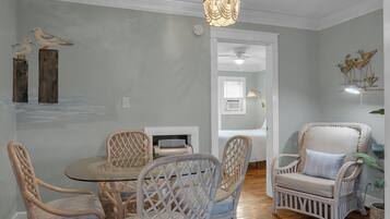 Suite, 1 King Bed with Sofa bed, Non Smoking, Kitchen | In-room dining