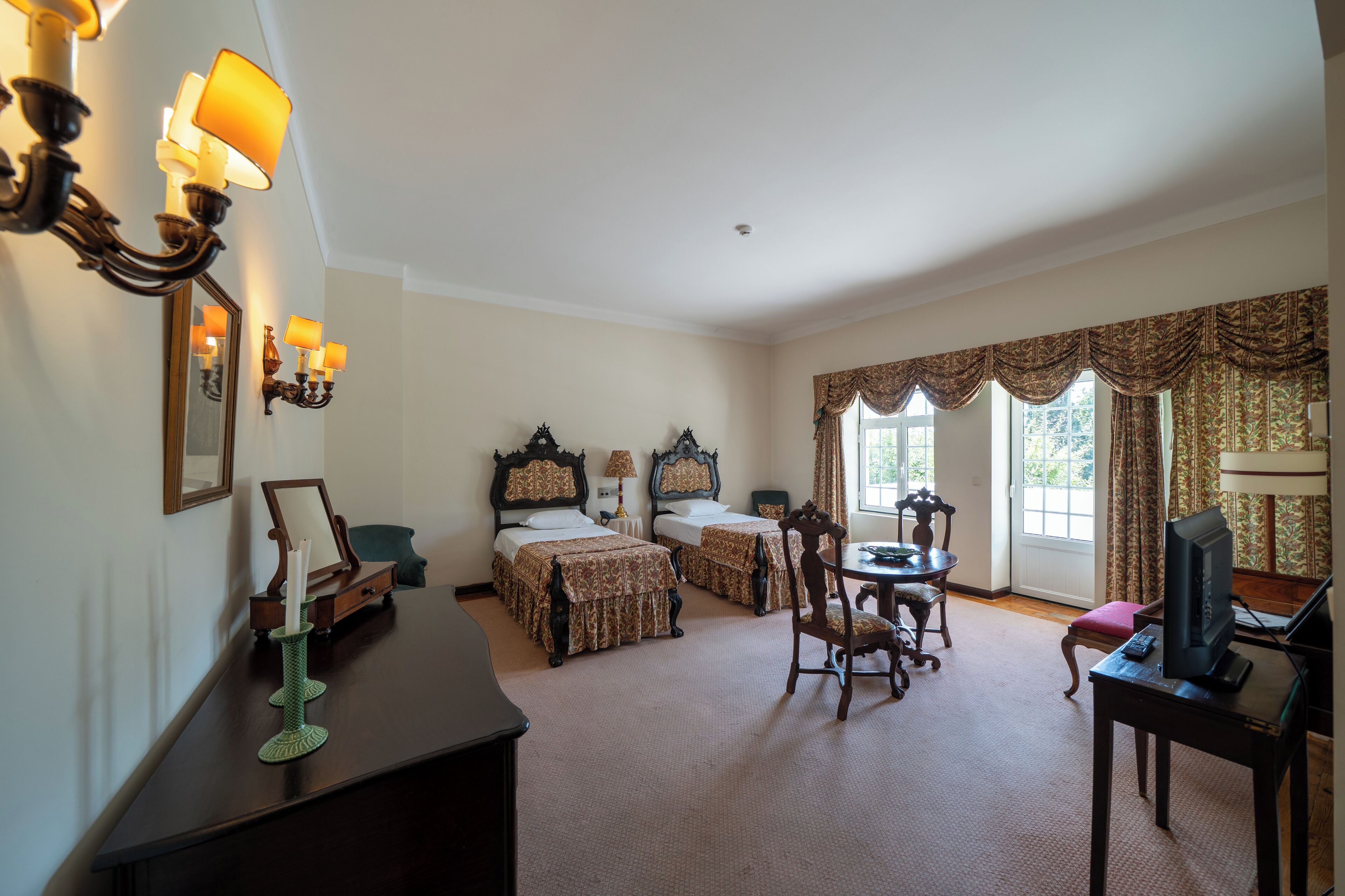 高級雙床房 | 迷你吧、房內夾萬、隔音、免費嬰兒床