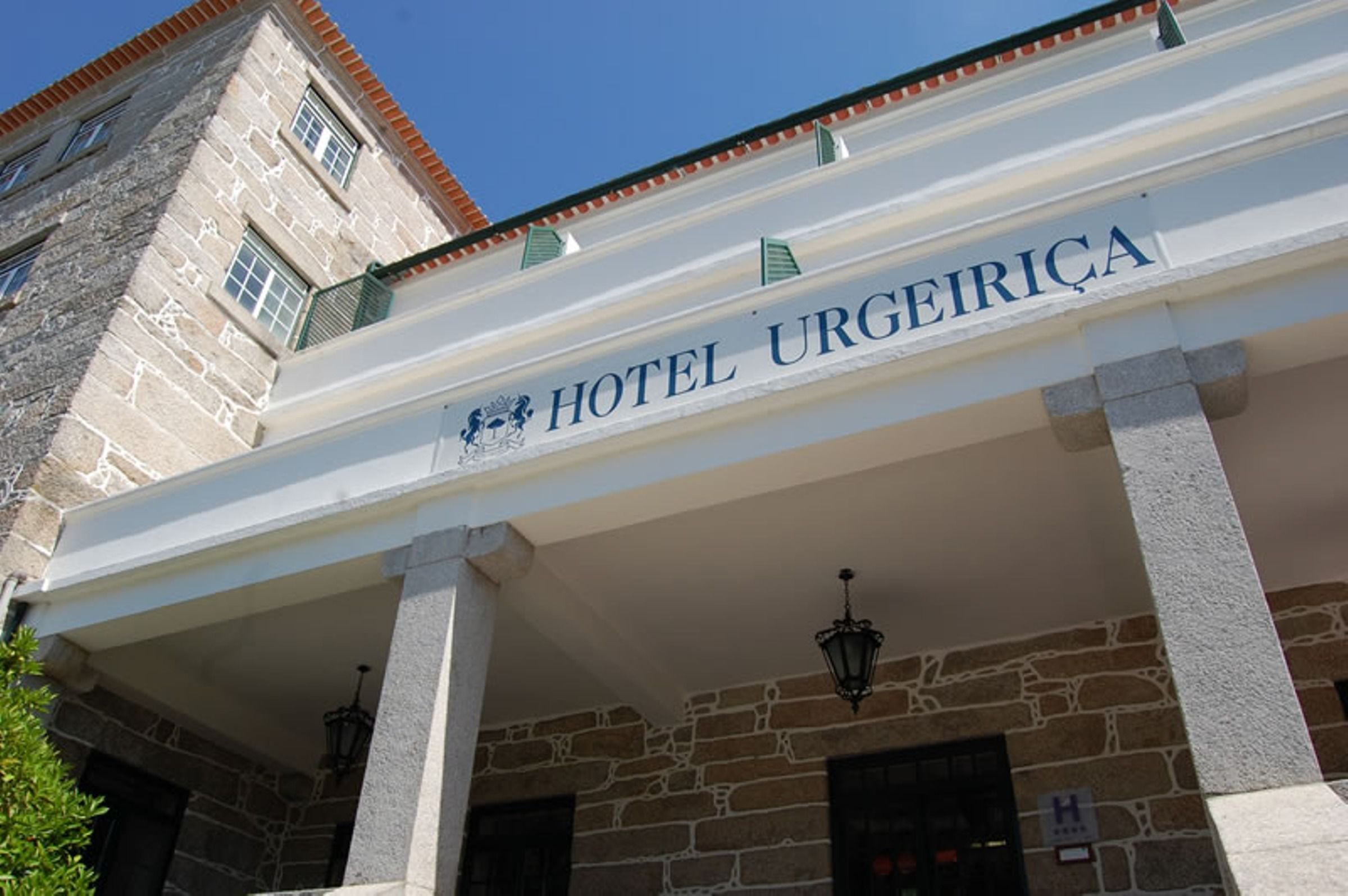 Un edificio con un cartel que dice "HOTEL URGEIRICA" y fachada de piedra.