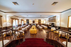 Breakfast, lunch, dinner served; Portuguese cuisine 