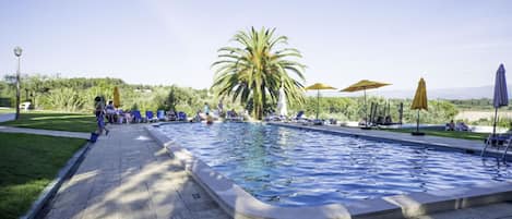 Una piscina al aire libre de temporada