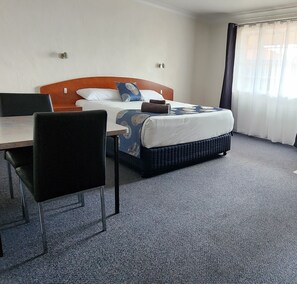 Deluxe-Doppelzimmer | Schreibtisch, laptopgeeigneter Arbeitsplatz, Bügeleisen/Bügelbrett