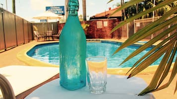 Piscine extérieure, parasols de plage, chaises longues