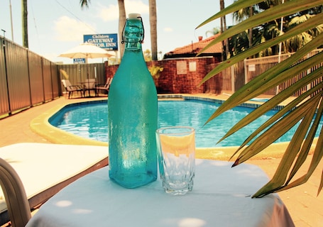 Alberca al aire libre, sombrillas en la alberca y camastros