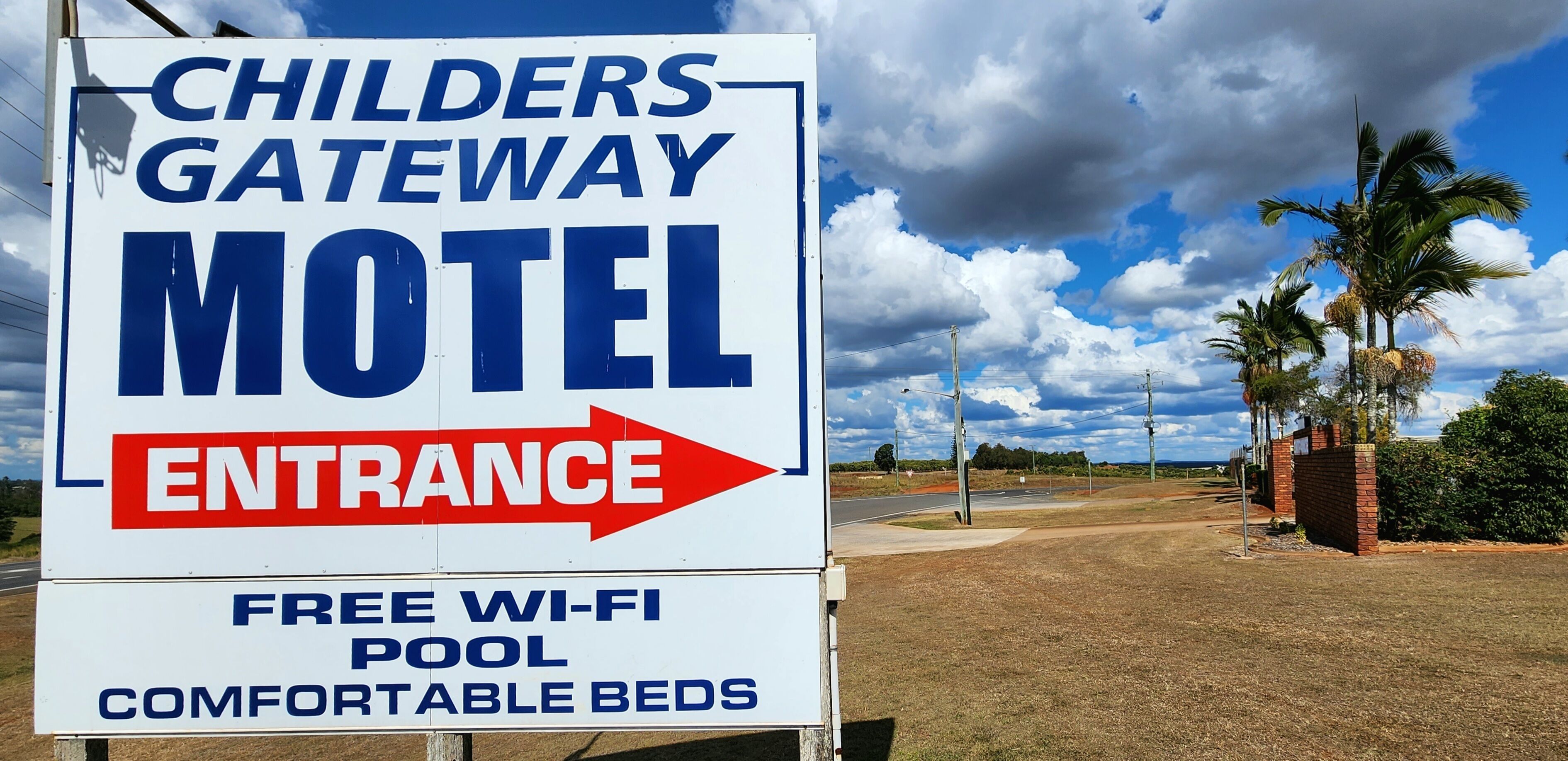 Une enseigne indiquant l’emplacement du Childers Gateway Motel, avec une flèche pointant vers l’entrée.