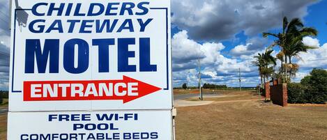 A sign for the Childers Gateway Motel with an entrance arrow, indicating the direction to the motel.