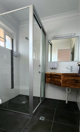 Desk, laptop workspace, iron/ironing board, cots/infant beds. Childers Gateway Motor Inn