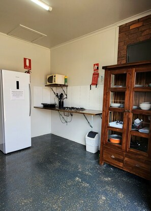 Tủ lạnh, lò vi sóng, dụng cụ pha cà phê/trà, ấm điện 