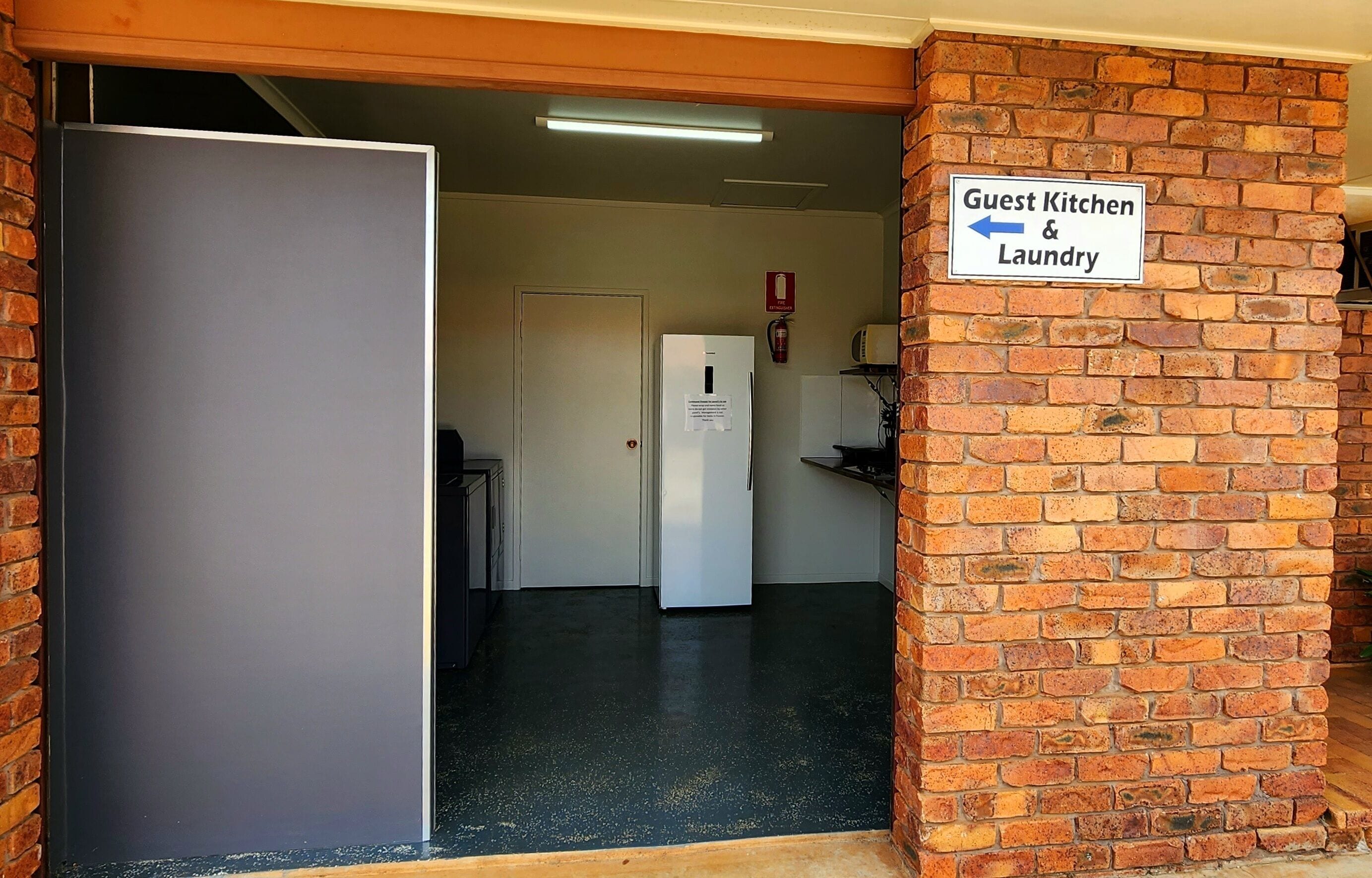 Tủ lạnh, lò vi sóng, dụng cụ pha cà phê/trà, ấm điện 