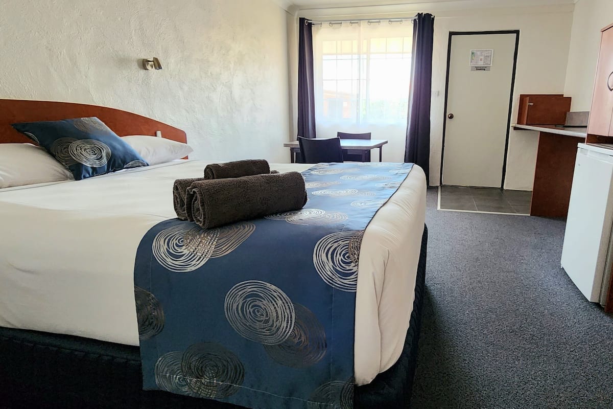Deluxe Double Room | Desk, laptop workspace, iron/ironing board, cribs/infant beds
