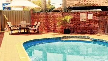 Utendørsbasseng, bassengparasoller og solsenger