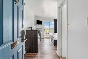 1 bedroom, desk, laptop workspace, free WiFi - Snyder's Shoreline Inn (Ludington)