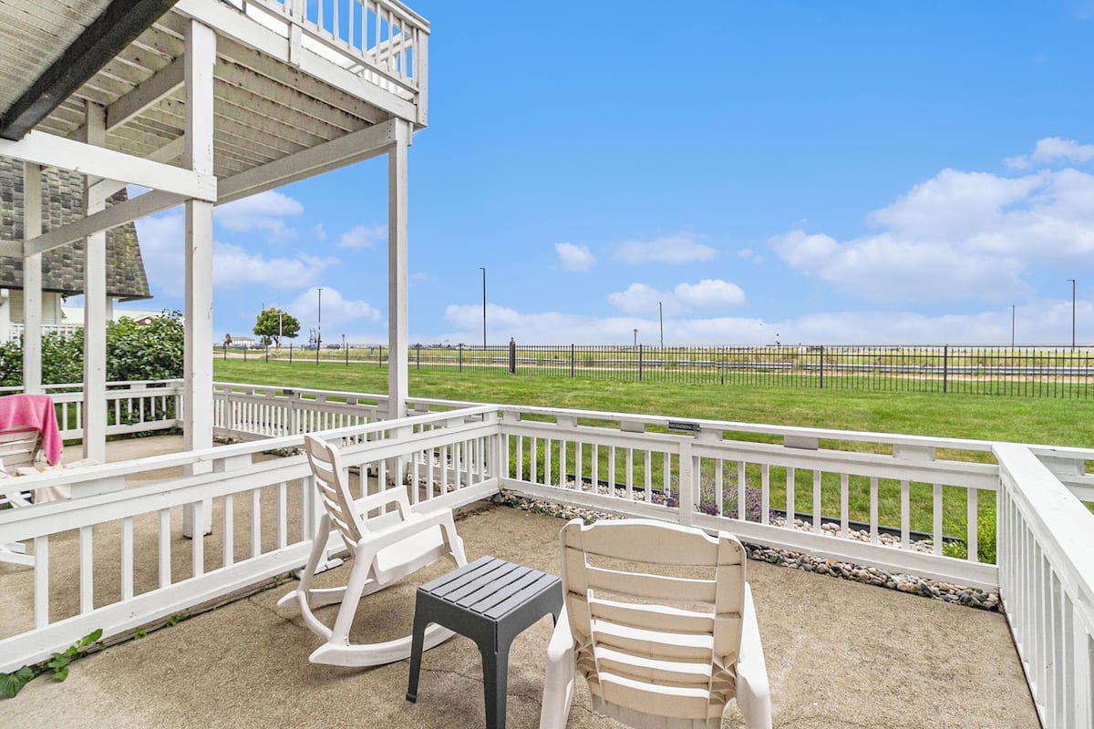 Chambre Standard, 2 grands lits, patio, vue sur le lac | Terrasse/patio