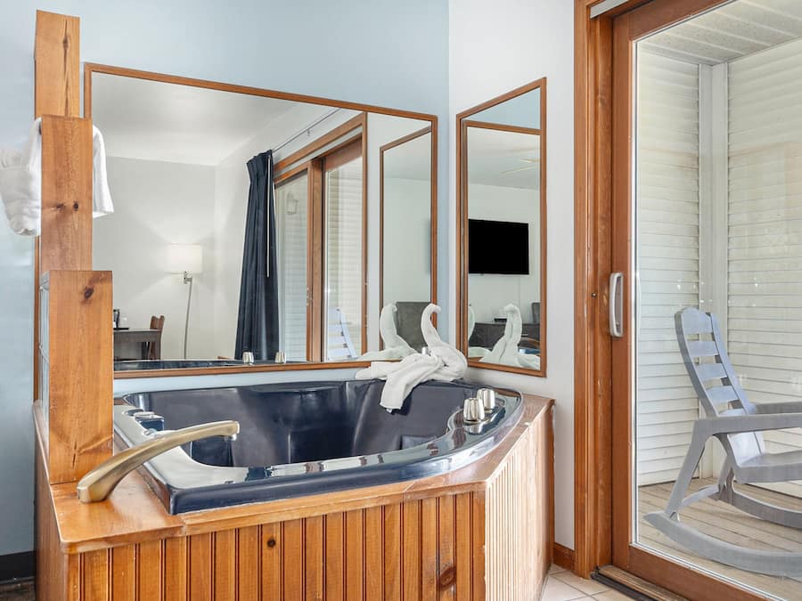 Quarto tradicional, 1 cama King, banheira de imersão, vista para o lago | Banheira de hidromassagem particular