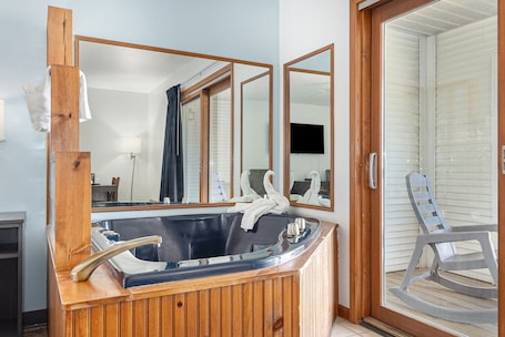 Traditional Room, 1 King Bed, Hot Tub, Lake View | Private spa tub. Snyder's Shoreline Inn