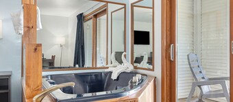 Snyder's Shoreline Inn