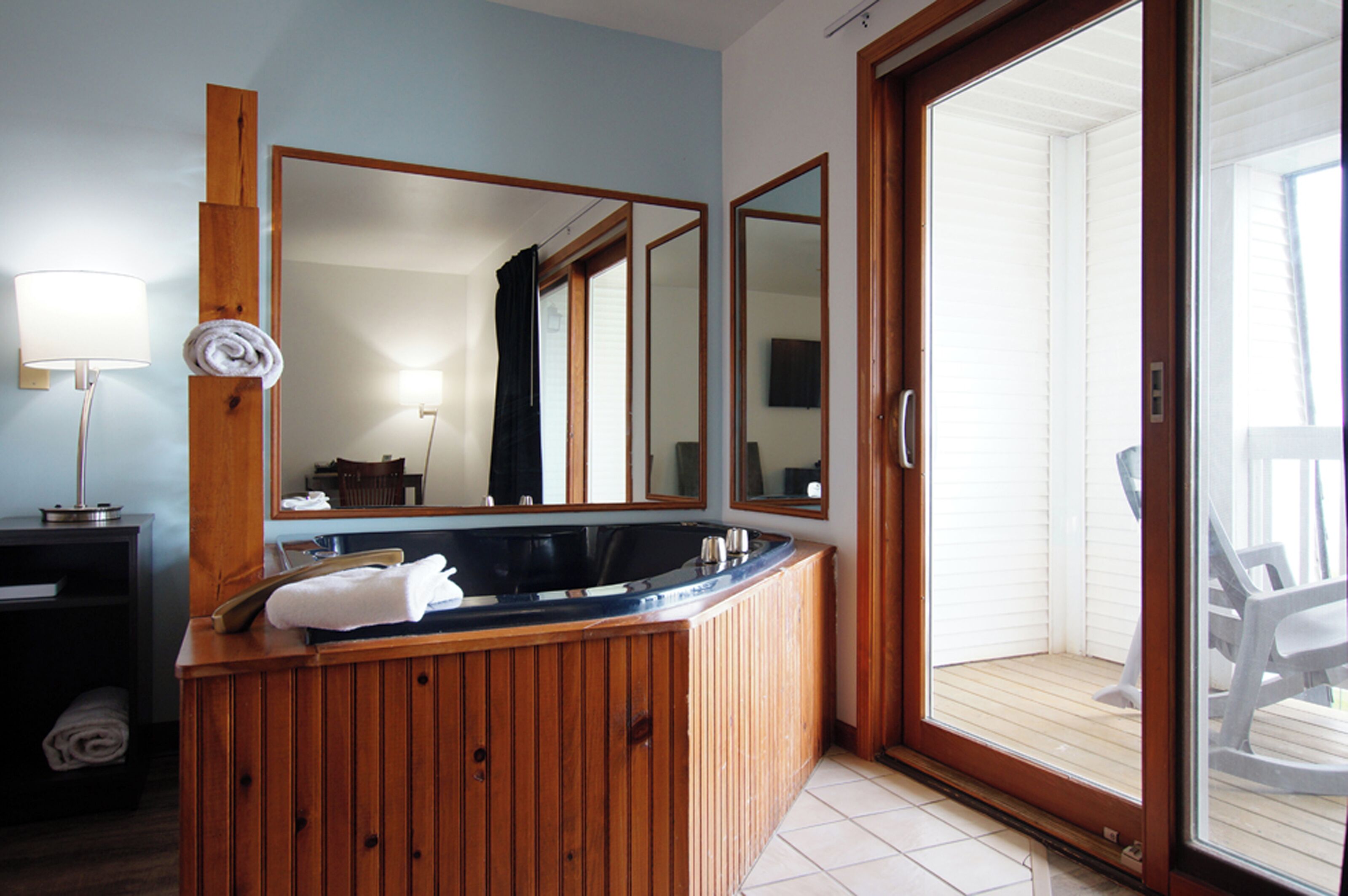 Traditional Room, 1 King Bed, Hot Tub, Lake View | Private spa tub