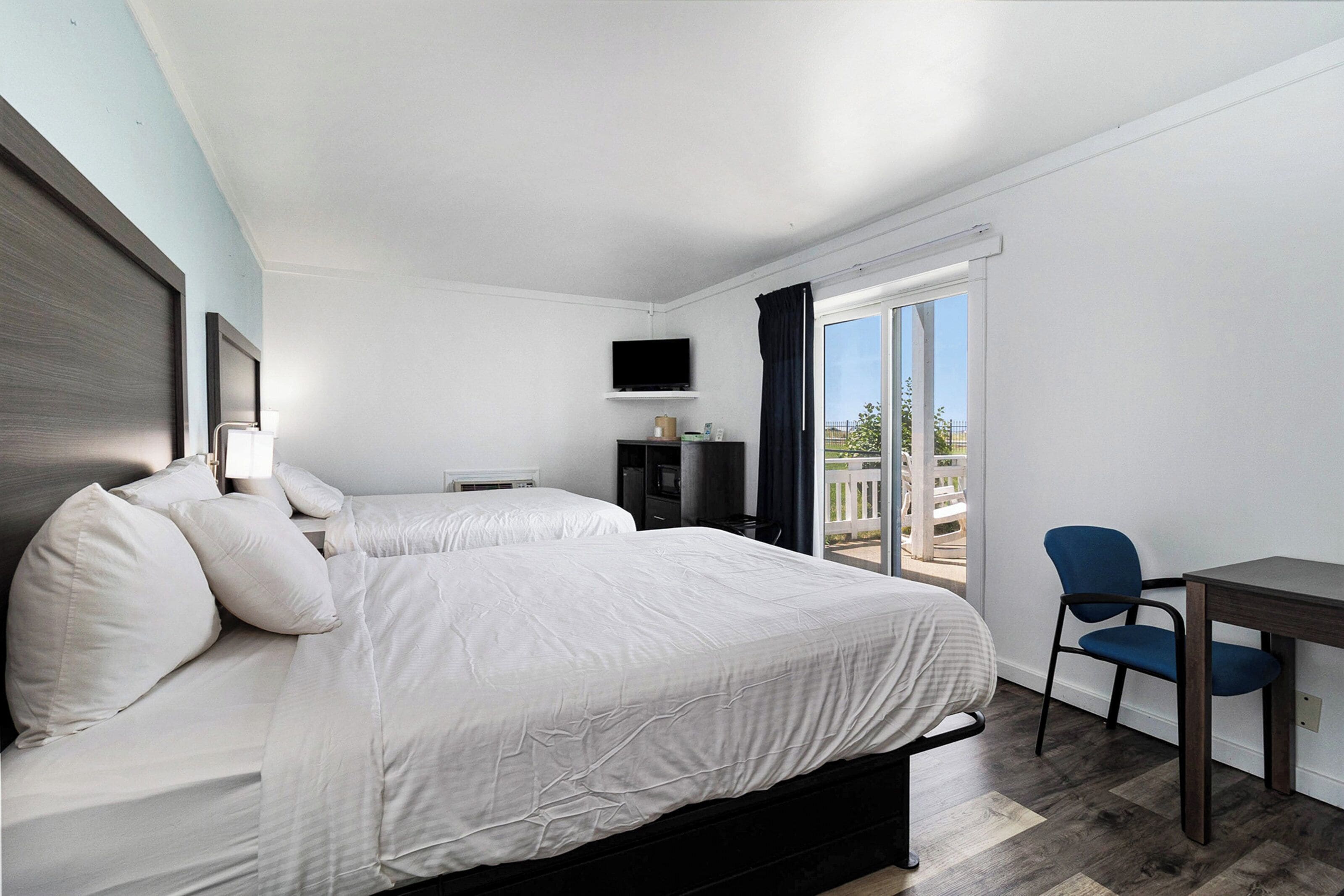 Camera Standard, 2 letti queen, patio, vista lago | 1 camera, Wi-Fi gratuito, lenzuola