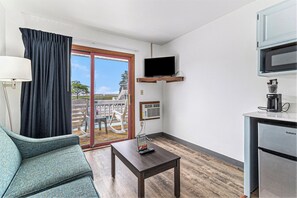 Living area - Snyder's Shoreline Inn (Ludington)