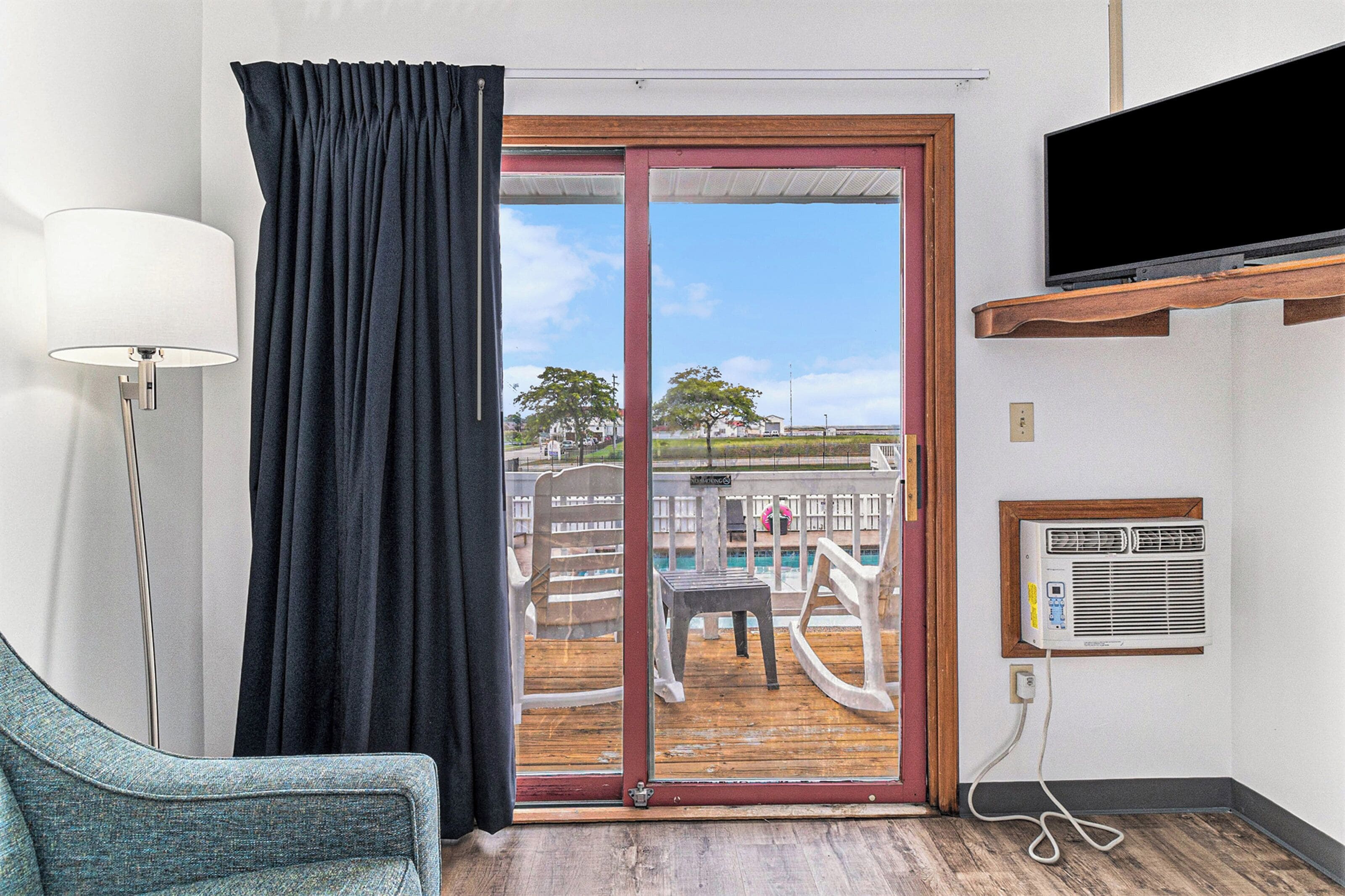 舒適套房, 1 張加大雙人床及 1 張梳化床, 露台, 泳池景 | 陽台