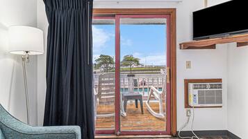 舒適套房, 1 張加大雙人床及 1 張梳化床, 露台, 泳池景 | 陽台