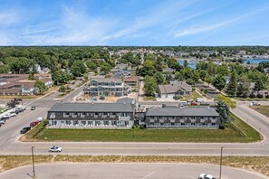 Aerial view - Snyder's Shoreline Inn (Ludington)