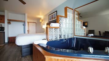 Habitación tradicional, 1 cama de matrimonio grande, bañera de hidromasaje, vistas al lago | Bañera de hidromasaje privada