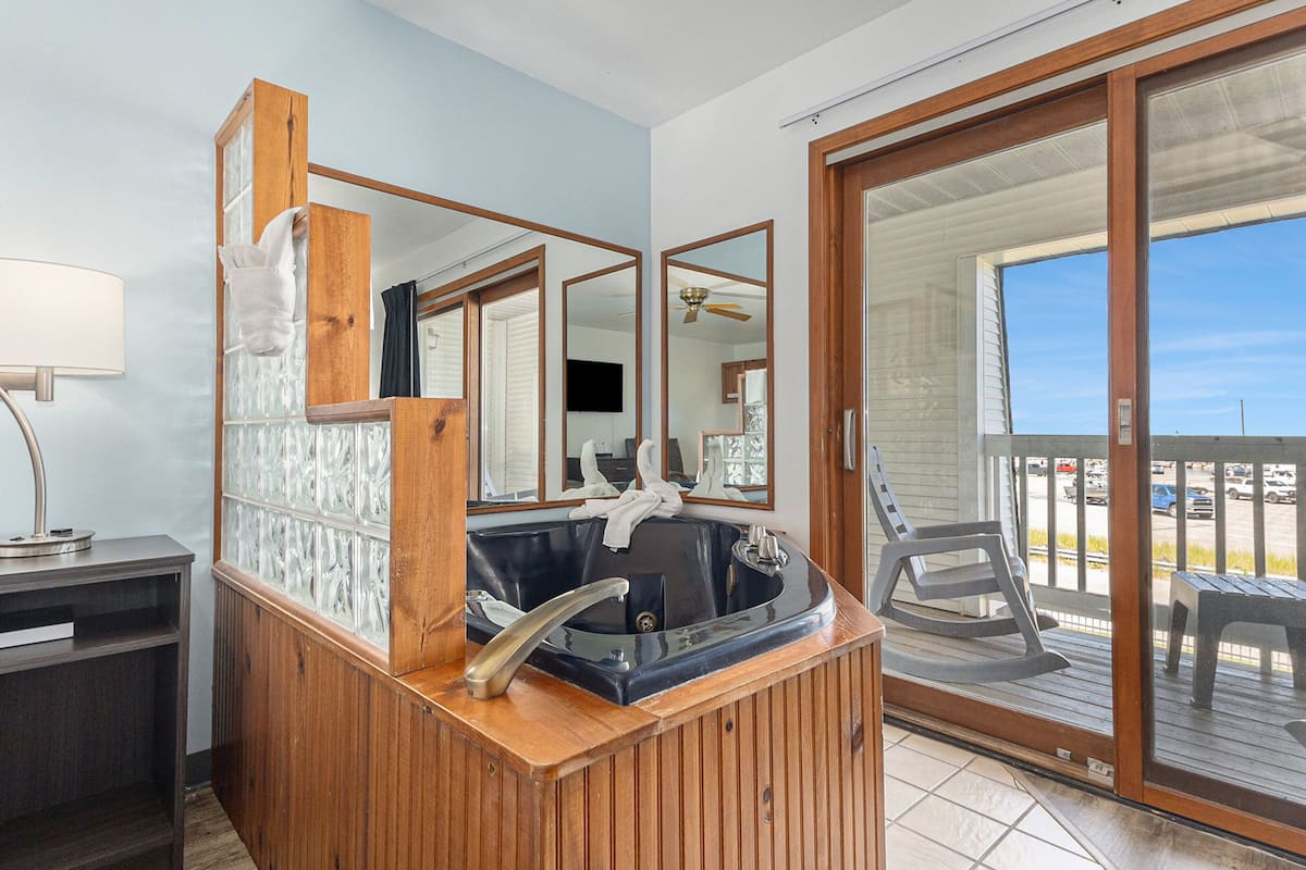 Chambre traditionnelle, 1 très grand lit, baignoire à remous, vue sur le lac | 1 chambre, bureau, espace de travail pour ordinateurs portables