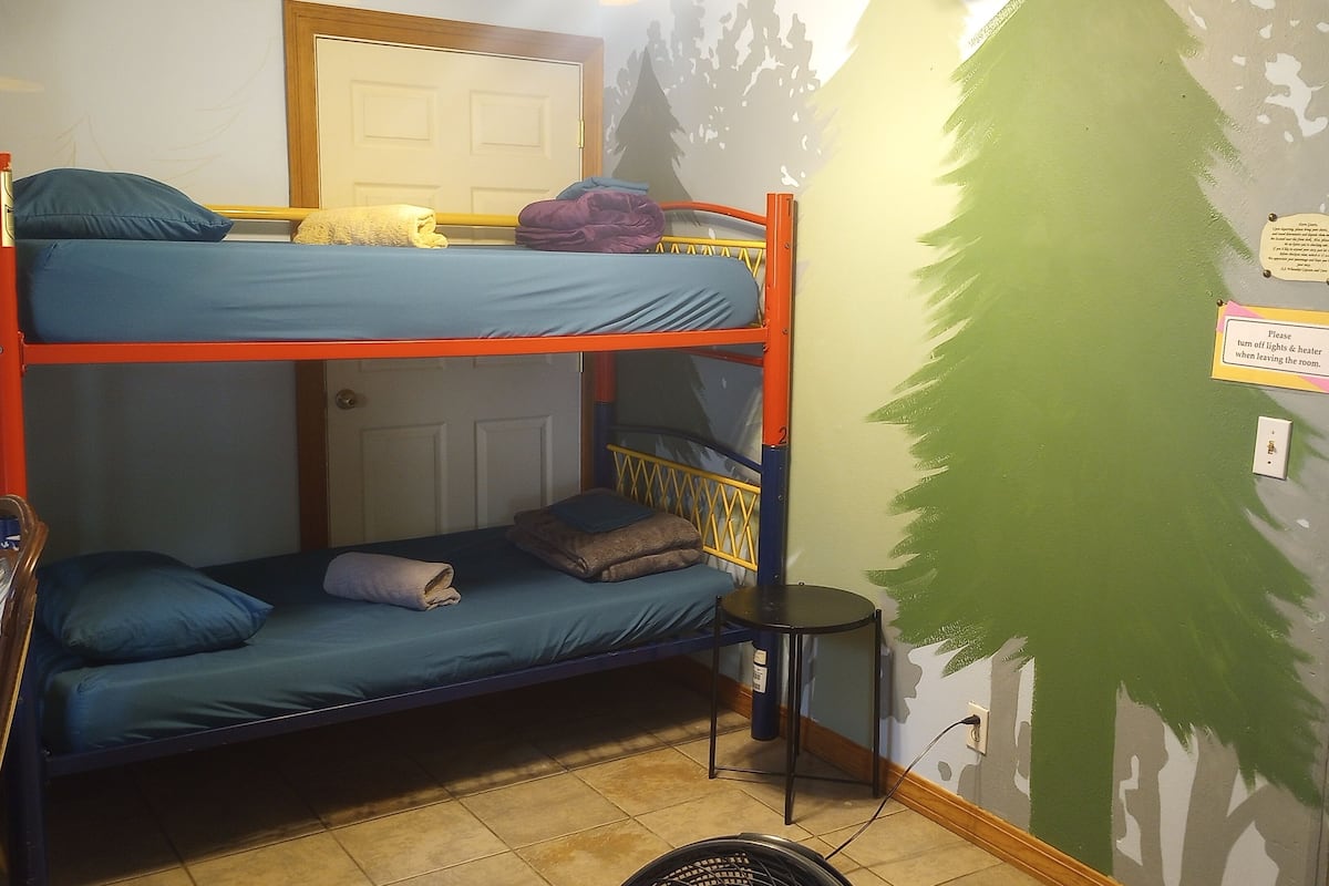 Dormitorio compartido básico, dormitorio mixto | Decoración personalizada y muebles diferentes