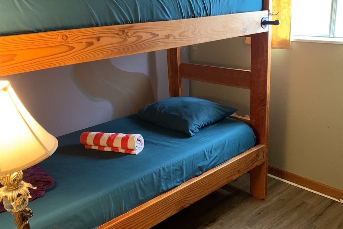 Dormitorio compartido básico, solo para mujeres | Decoración personalizada y muebles diferentes