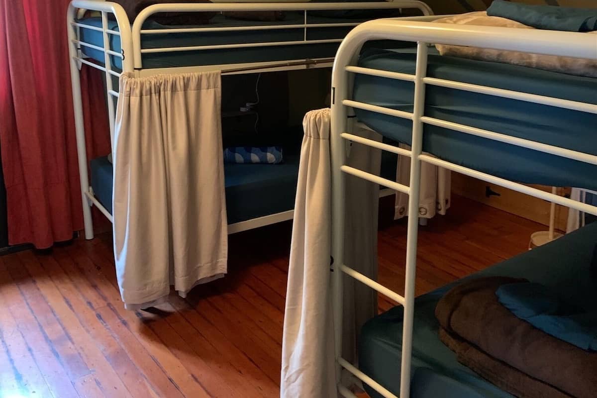 Dormitorio compartido básico, dormitorio mixto | Decoración personalizada y muebles diferentes
