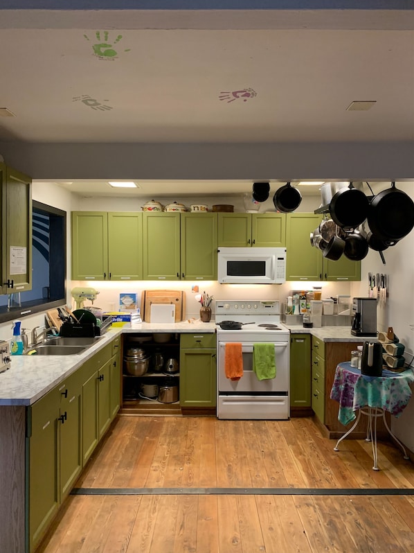 Full-size fridge, microwave, oven, stovetop