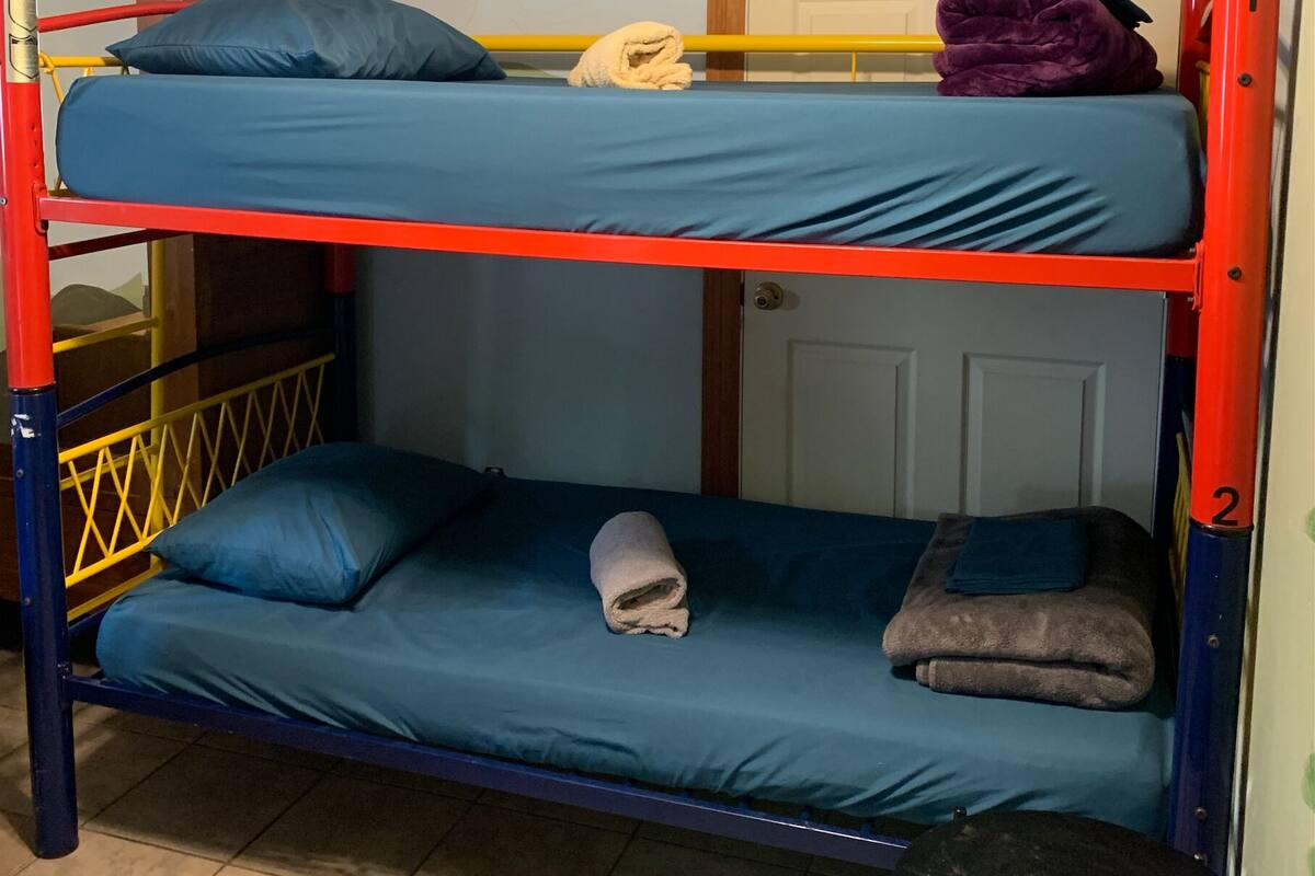 Dormitorio compartido básico, dormitorio mixto | Decoración personalizada y muebles diferentes