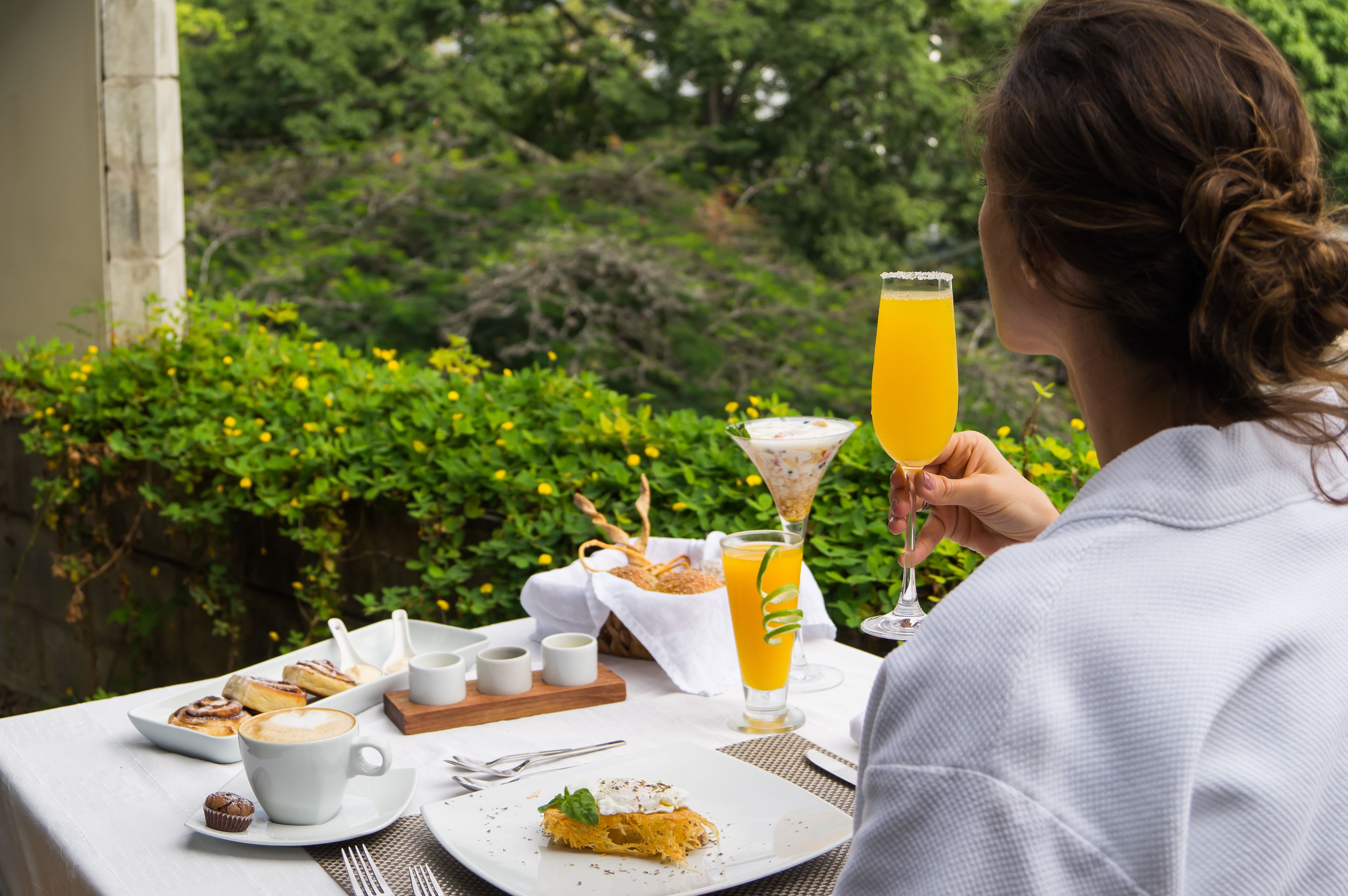 供应早餐、午餐和晚餐，意大利菜