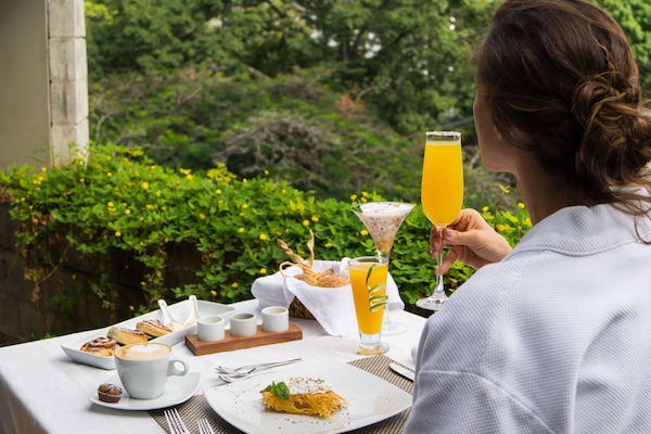 Breakfast, lunch, dinner served; Italian cuisine