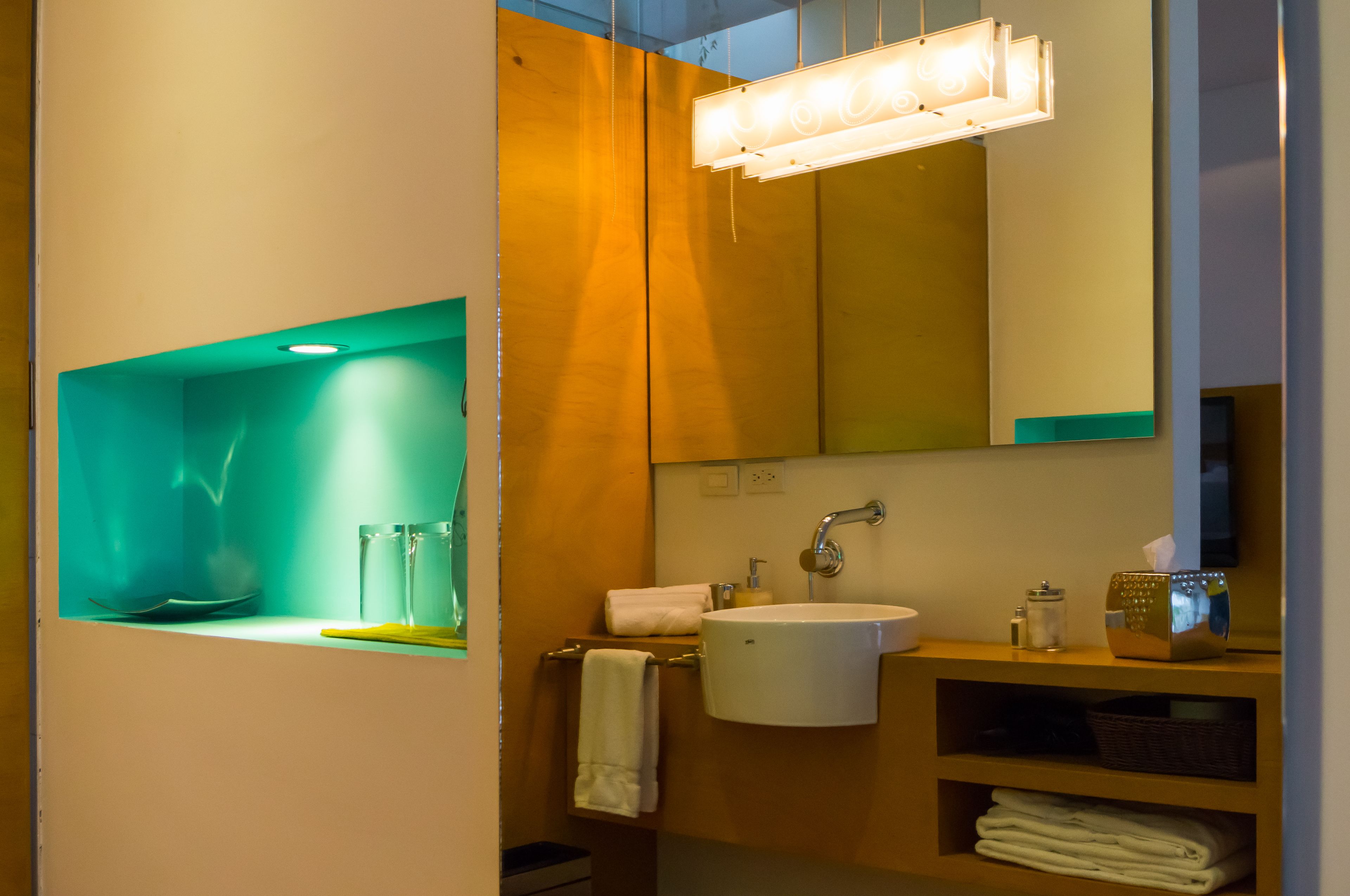 shower, rainfall showerhead, free toiletries, hair dryer