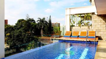 Una piscina techada, una piscina al aire libre