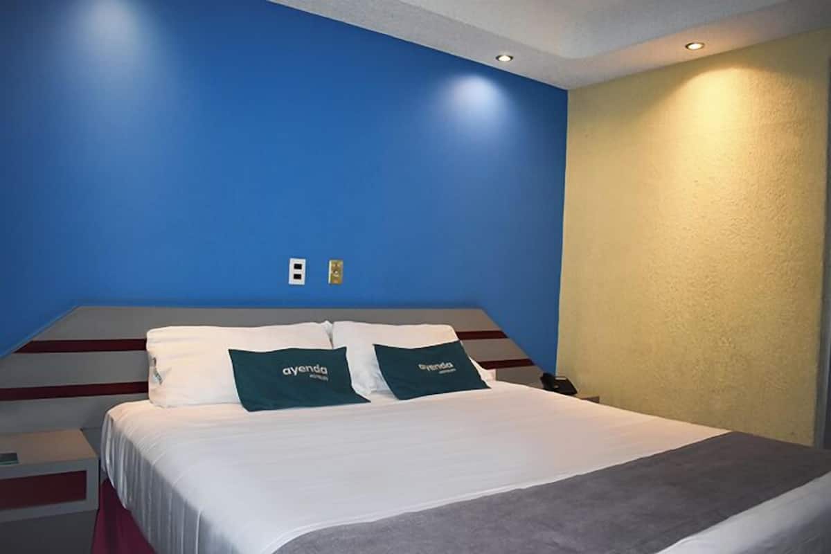 Double Room | 1 bedroom, in-room safe, soundproofing, iron/ironing board