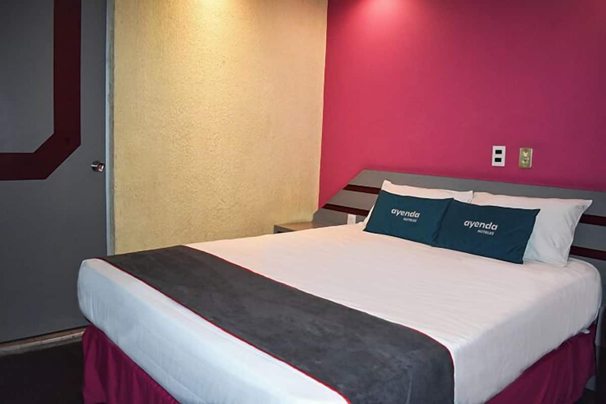 Superior Double Room | 1 bedroom, in-room safe, soundproofing, iron/ironing board