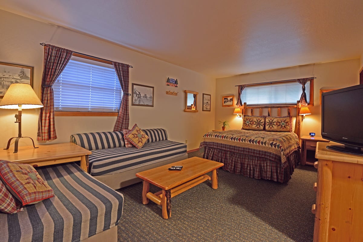 Comfort Studio Suite, Lakeside | Living area | Flat-screen TV, table tennis