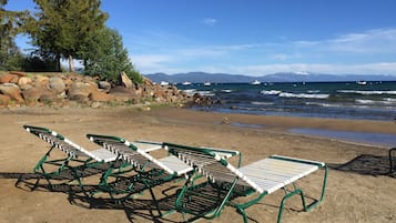 Plage privée, chaises longues, serviettes de plage