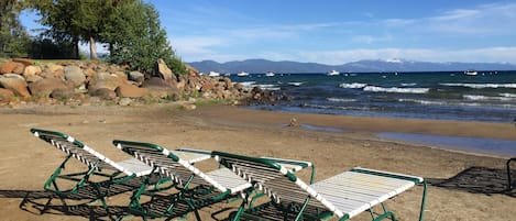 Plage privée, chaises longues, serviettes de plage