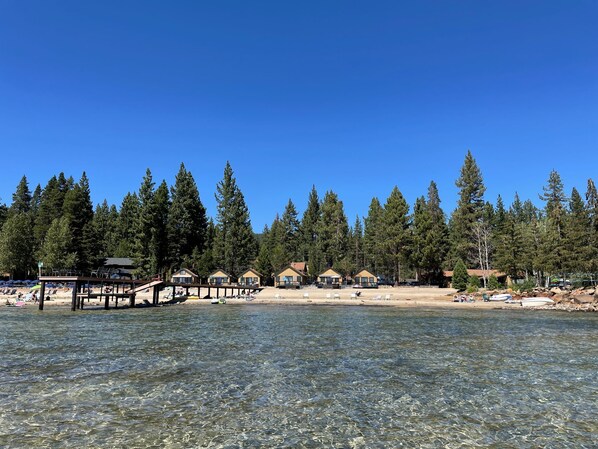 Privat strand, solstolar och strandhanddukar
