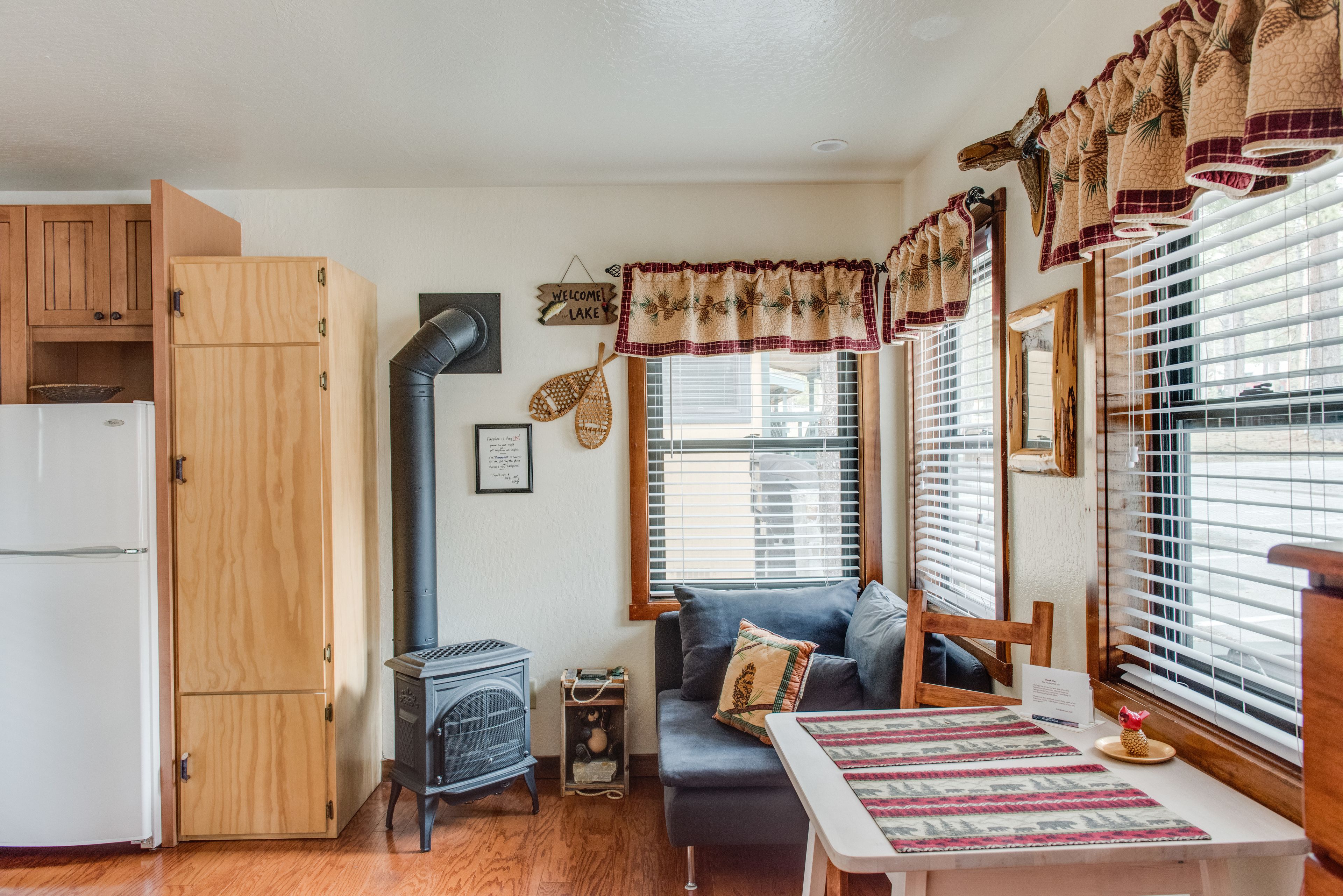 standard room, 1 queen bed (classic studio - mountainside) | in-room dining